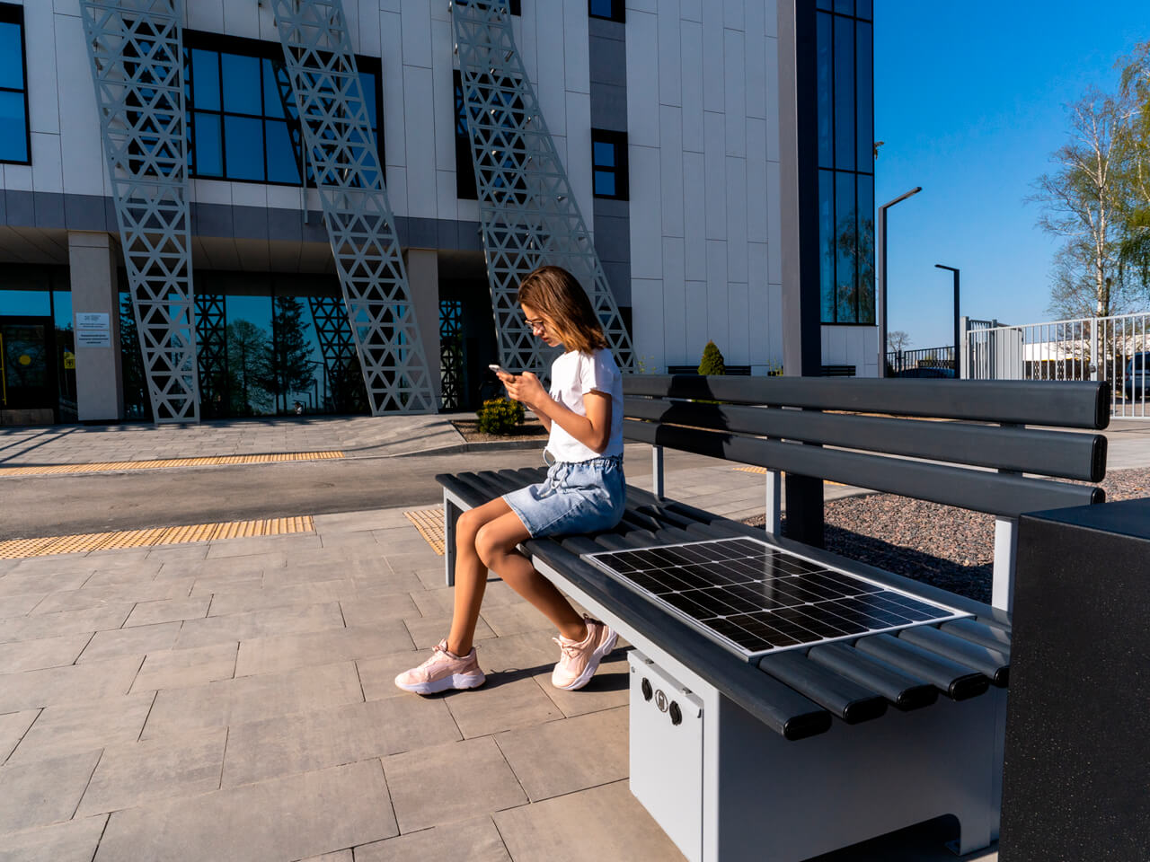 Лавка з сонячними панелями Лавка з сонячними панелями