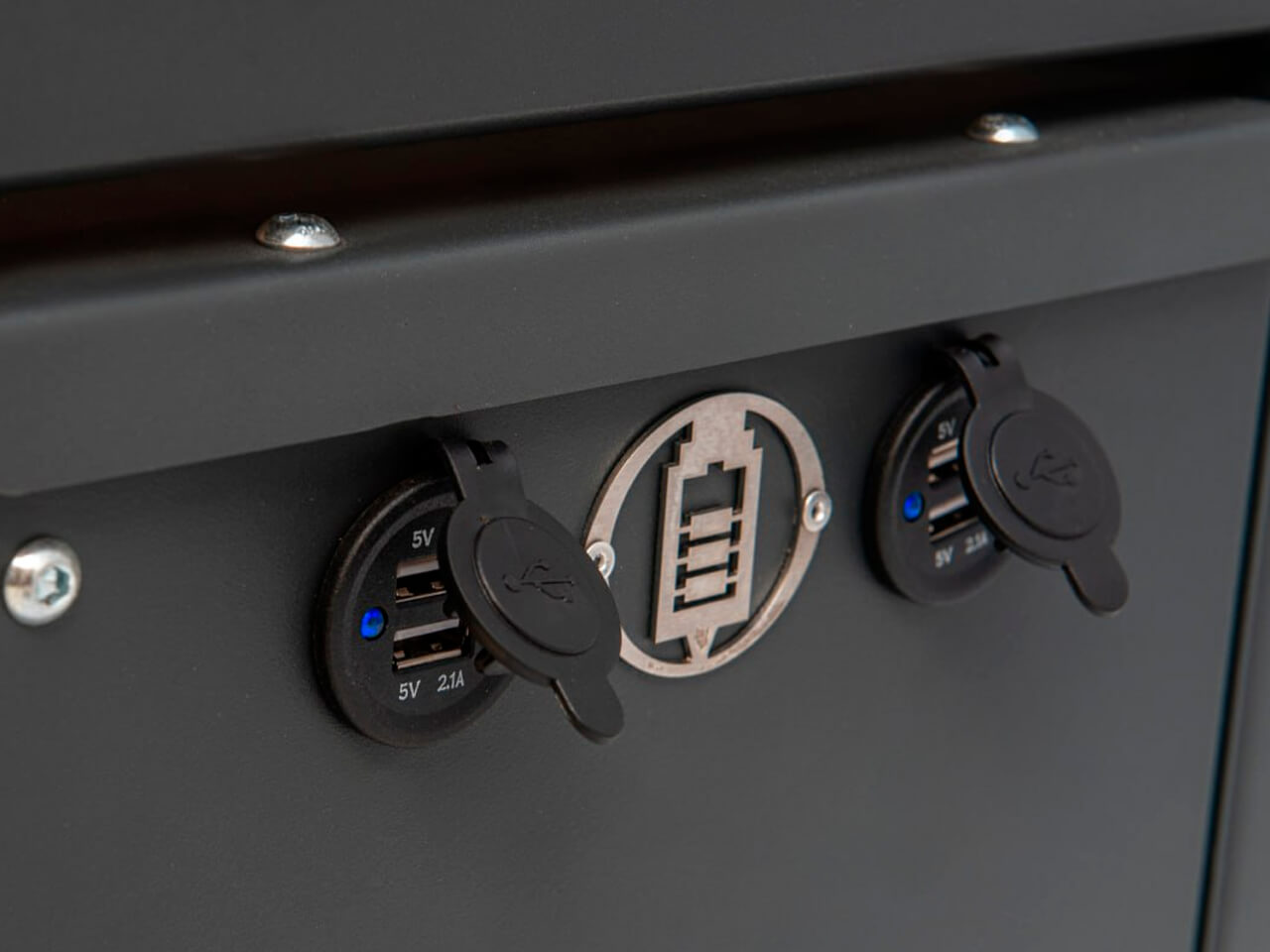 Лавка з фотоелектричним модулем, зарядкою та навісом Лавка з фотоелектричним модулем, зарядкою та навісом