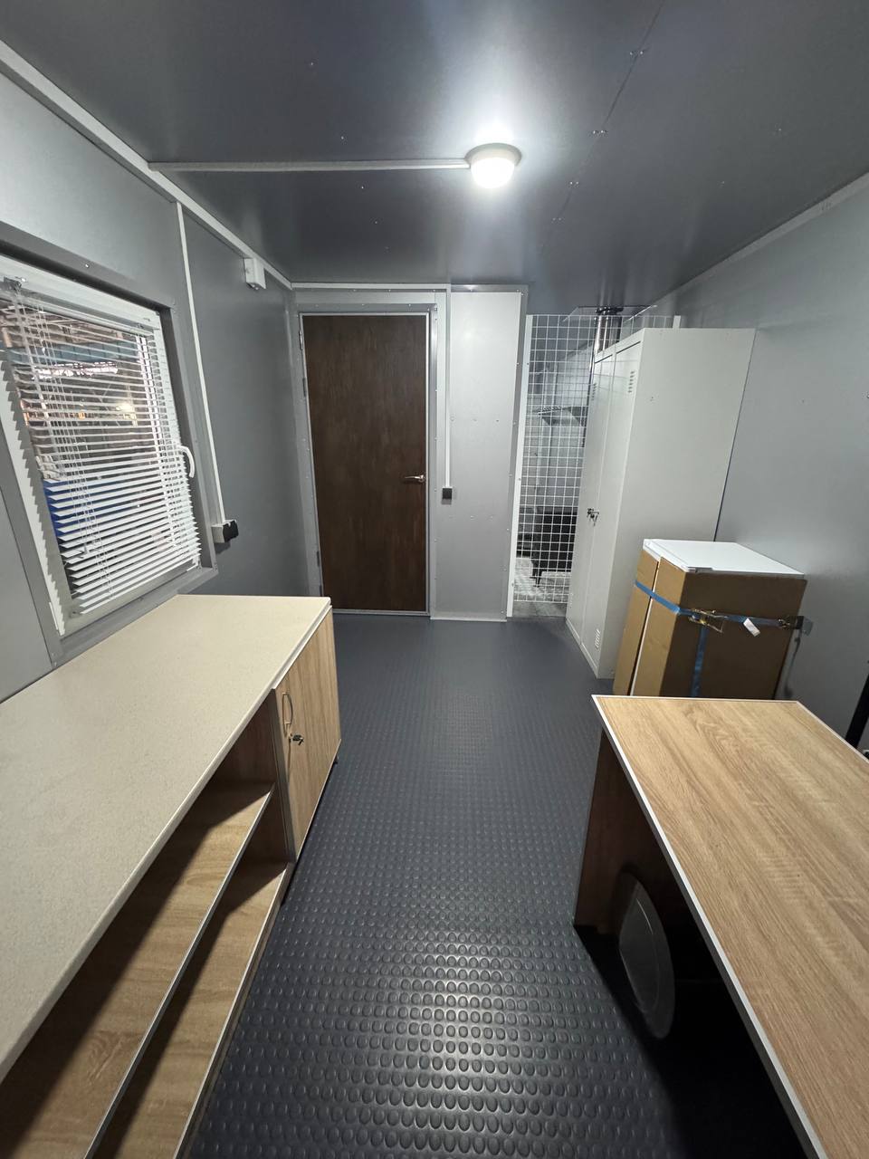 Побутовий вагончик для будівельників на шасі Побутовий вагончик для будівельників на шасі