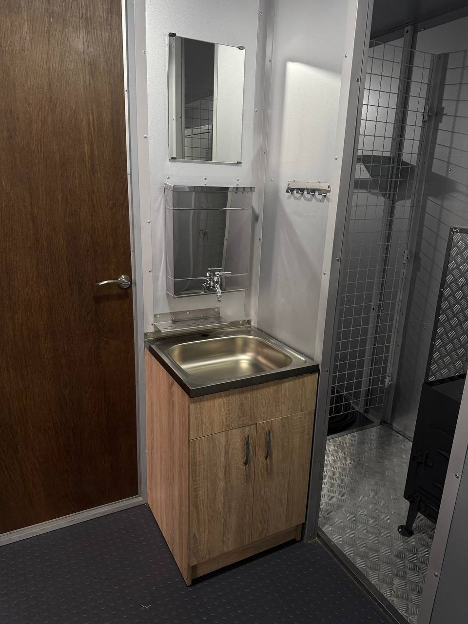 Побутовий вагончик для будівельників на шасі Побутовий вагончик для будівельників на шасі