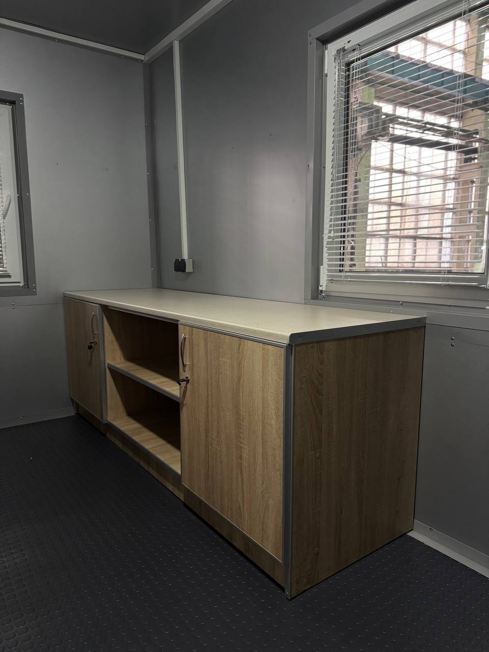 Побутовий вагончик для будівельників на шасі Побутовий вагончик для будівельників на шасі