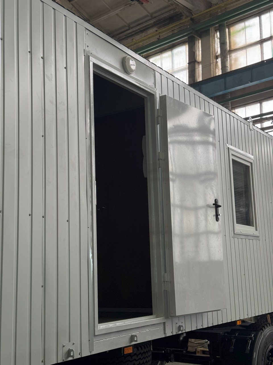 Побутовий вагончик для будівельників на шасі Побутовий вагончик для будівельників на шасі