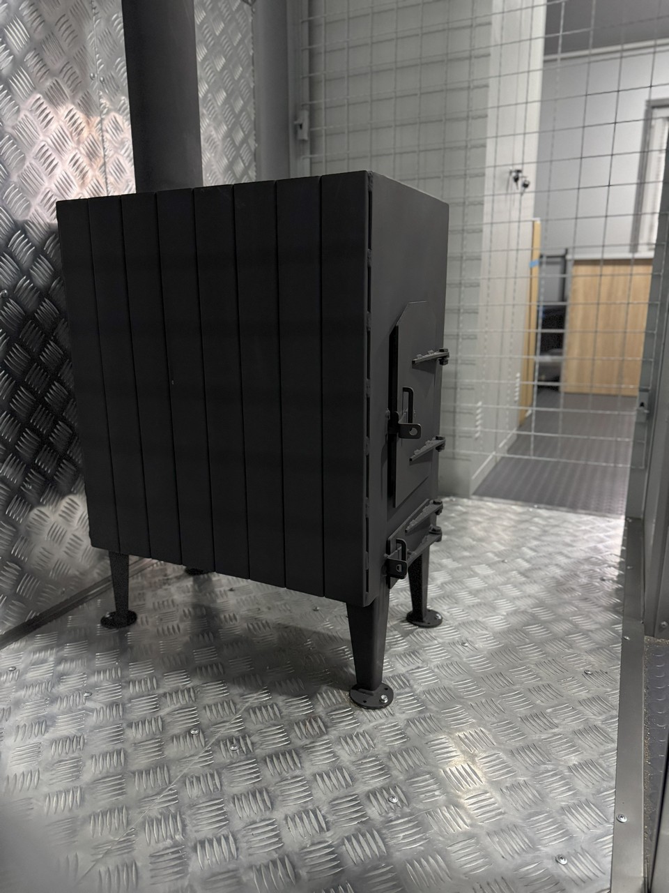 Побутовий вагончик для будівельників на шасі Побутовий вагончик для будівельників на шасі