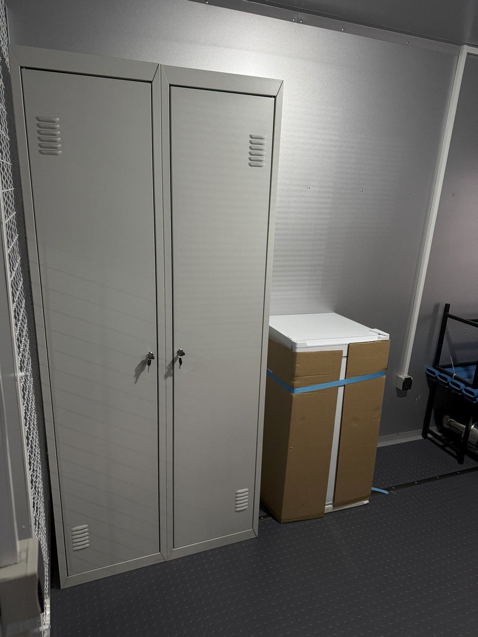 Побутовий вагончик для будівельників на шасі Побутовий вагончик для будівельників на шасі