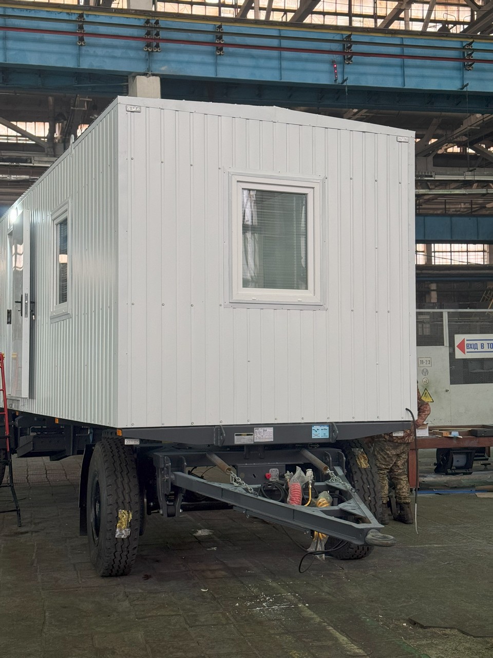 Побутовий вагончик для будівельників на шасі Побутовий вагончик для будівельників на шасі