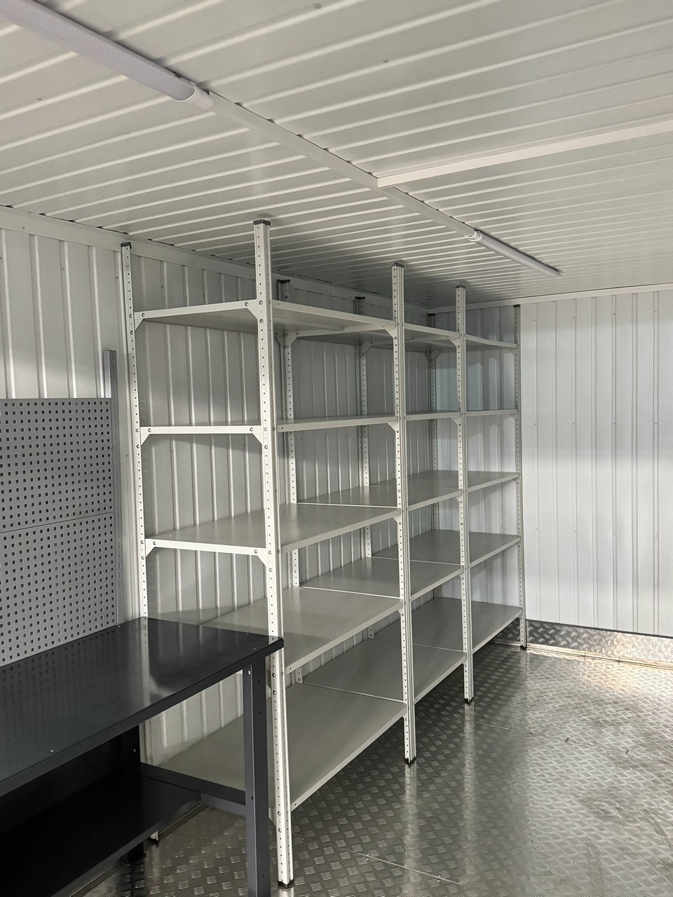 Модульний склад зі стелажами Модульний склад зі стелажами