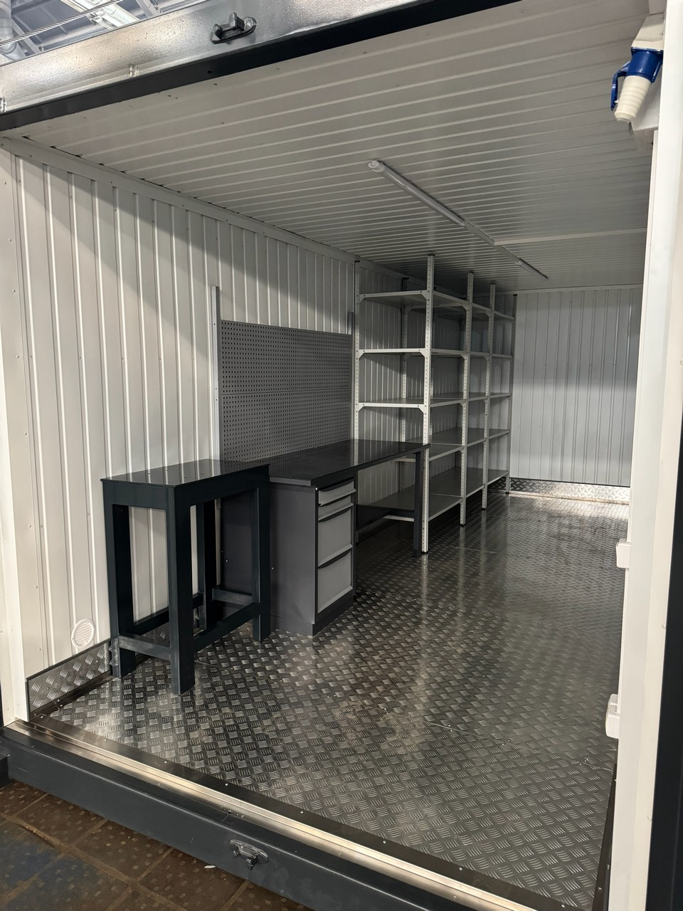 Модульний склад зі стелажами Модульний склад зі стелажами